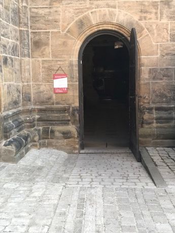 Rampeneingang in den Dom an der Mesnertüre